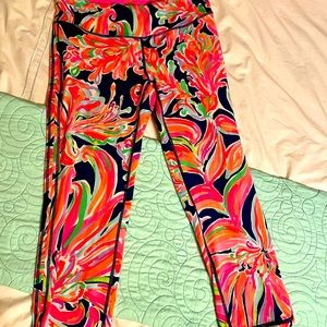 Lilly Pulitzer Luxletic. Mid Rise. Medium. Cropped.